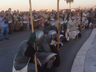 I soldati si inchinano al cospetto del Duca Argiro